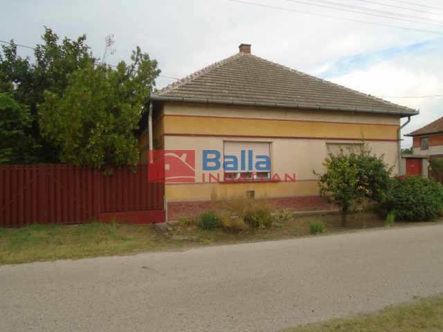 Tiszakécske, Tisza utca, 100 m²-es, családi ház, 3 szobás, átlagos állapotú