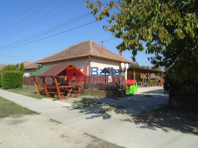 Tiszakécske, Tiszabög utca, 116 m²-es, családi ház, 3 szobás