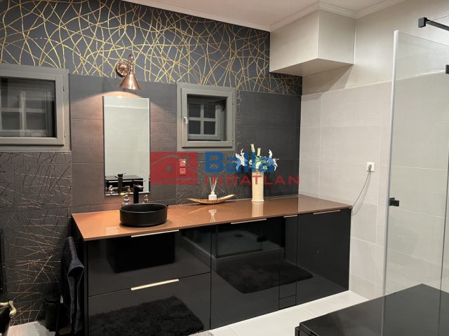 Tiszakécske, Városközpont utca, 320 m²-es, 2 generációs, családi ház