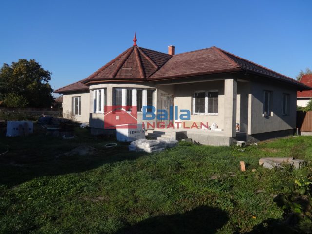 Tiszakécske, Vízhányó János utca, 140 m²-es, családi ház, 3 szobás