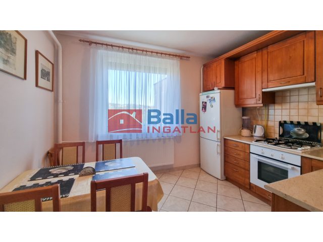 Vác, Gombási út, 65 m²-es, 4. emeleti, társasházi lakás, 2+1 félszobás