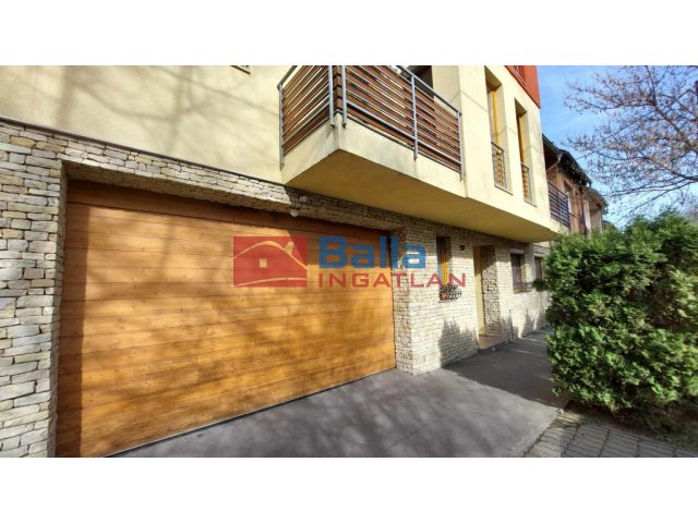 Vác, Petőfi utca, 70 m²-es, különálló garázs, jó állapotú