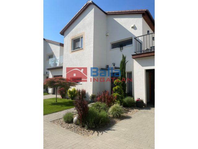 Vác, Téglaház út, 89 m²-es, családi ház, 3 szobás, extrán felszerelt állapotú