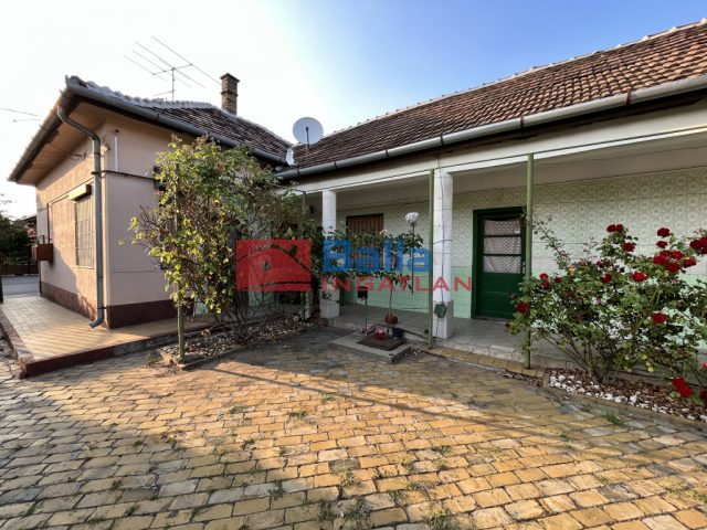 Vecsés, Központ közeli, 95 m²-es, családi ház, 3 szobás, felújítandó állapotú