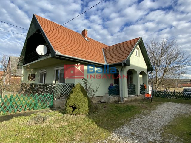 Zalacsány, Csendes utca, 140 m²-es, 2 generációs, családi ház