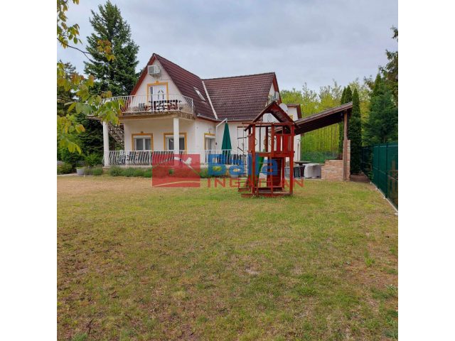 Zamárdi, Balaton utca, 160 m²-es, 2 generációs, üdülő, 4+1 félszobás