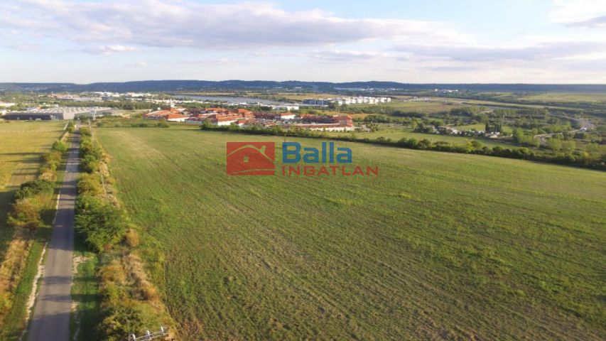 Eladó 5000 m²-es Biatorbágy, Premiere Outlet közelében út: 755'000 EUR