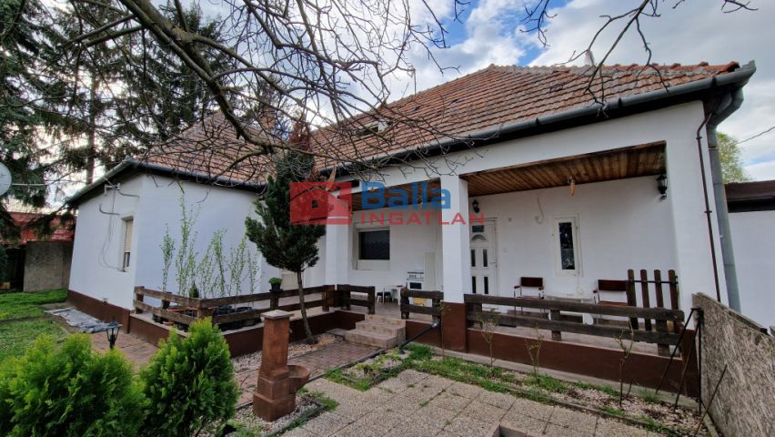 Eladó 30000 m²-es Dabas, Városközpont közeli utca: 195'000'000 Ft