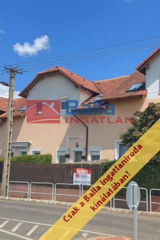 Eladó 95 m²-es Dunakeszi, Tóváros lakóparkban 4 szobás sorházi lakás duplagarázzsal !: 105'000'000 Ft