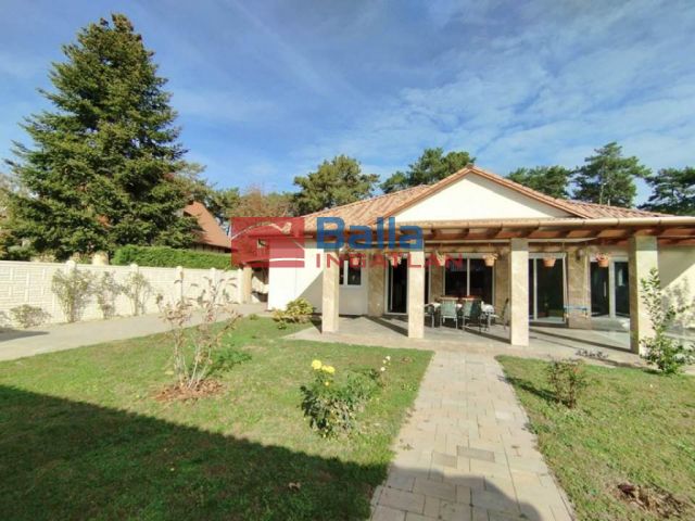 Eladó 200 m²-es Dunakeszi, Újszerű családi ház frekventált helyen eladó!: 250'000'000 Ft