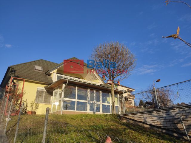 Eladó 190 m²-es Dunaújváros, Óváros utca: 79'900'000 Ft