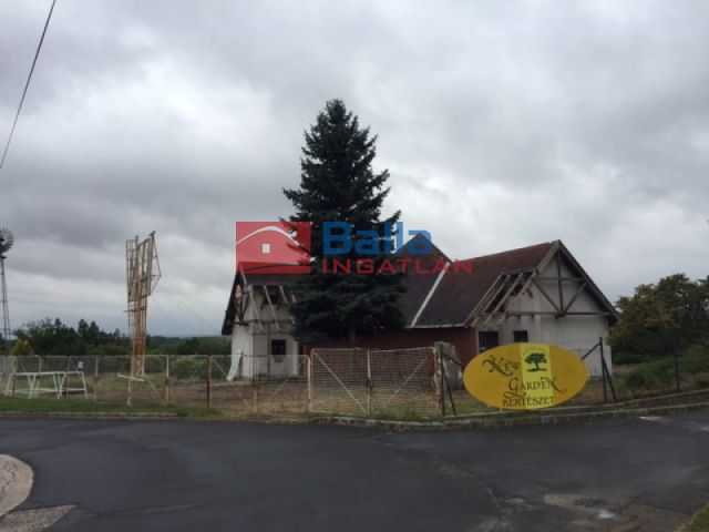 Eladó 320 m²-es Kajászó, M7 parkoló út: 139'000'000 Ft