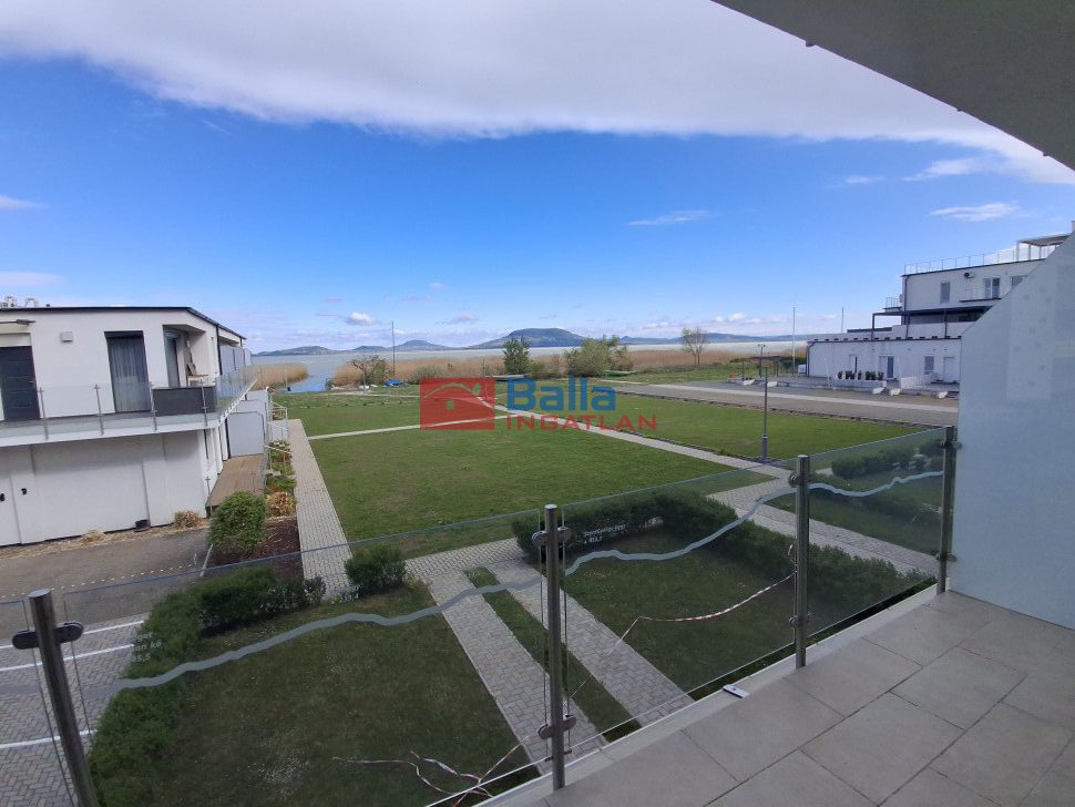 Eladó 49 m²-estársasházi lakás Balatonfenyves, Vízpart: 113'900'000 Ft