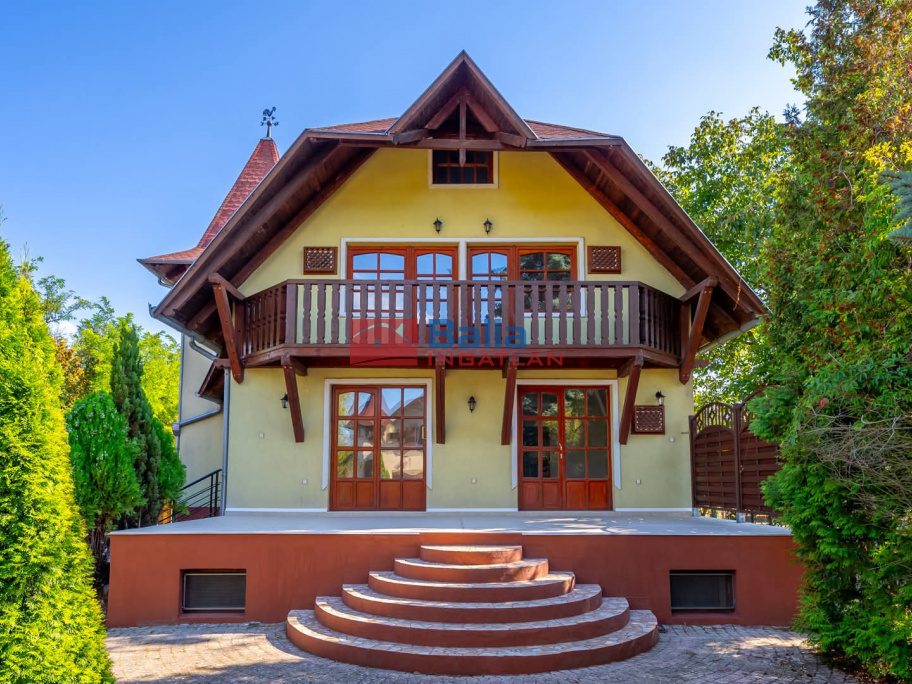 Eladó 325 m²-escsaládi ház Balatonföldvár, Csendes utcában: 149'900'000 Ft