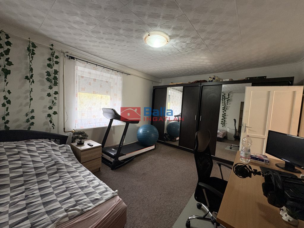 Eladó 115 m²-escsaládi ház Besnyő, Központi utca: 48'500'000 Ft