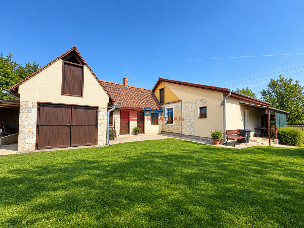 Eladó 115 m²-escsaládi ház Besnyő, Központi utca: 48'500'000 Ft