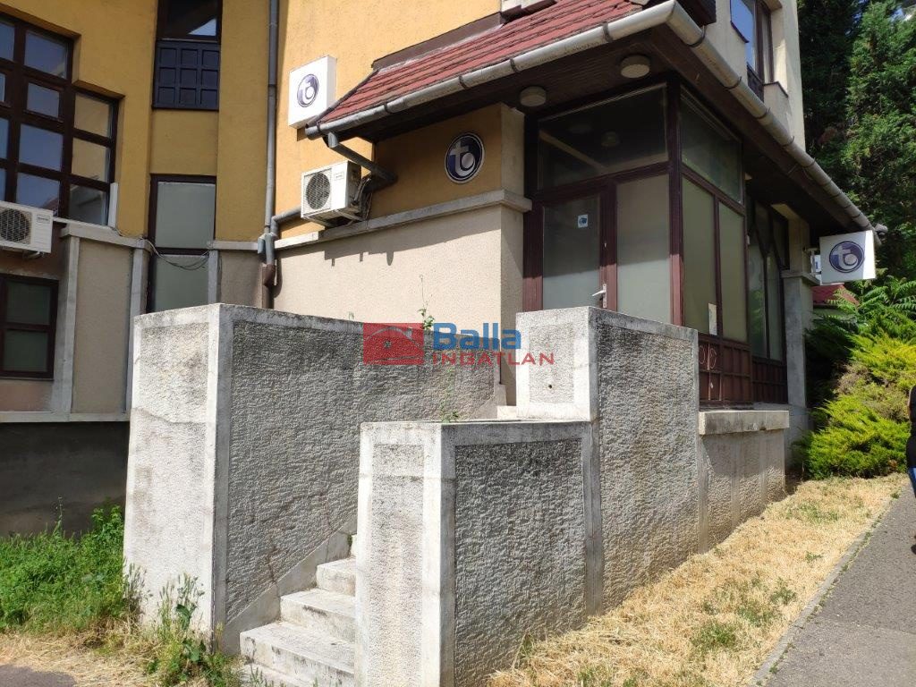 Eladó 430 m²-esüzlethelyiség utcai bejárattal Budaörs, Szabadság út: 220'000'000 Ft