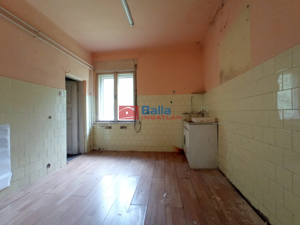 Eladó 60 m²-escsaládi ház III. Kerület (Mocsárosdűlő) , Víznyelő utca melletti út: 135'000'000 Ft