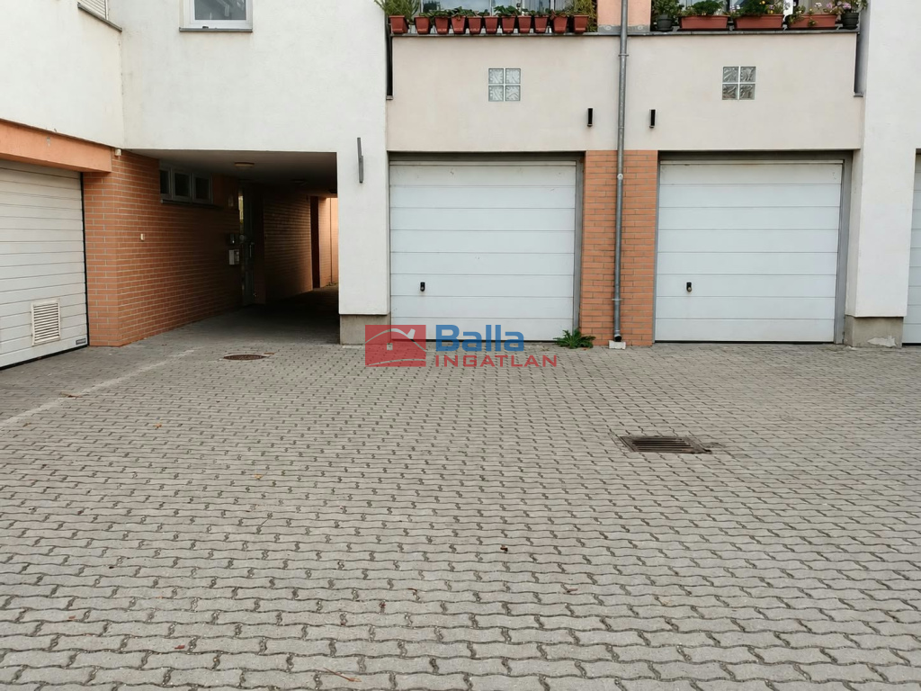 Eladó 18 m²-eskülönálló garázs IV. Kerület (Megyer) , Megyeri közeli út: 16'900'000 Ft