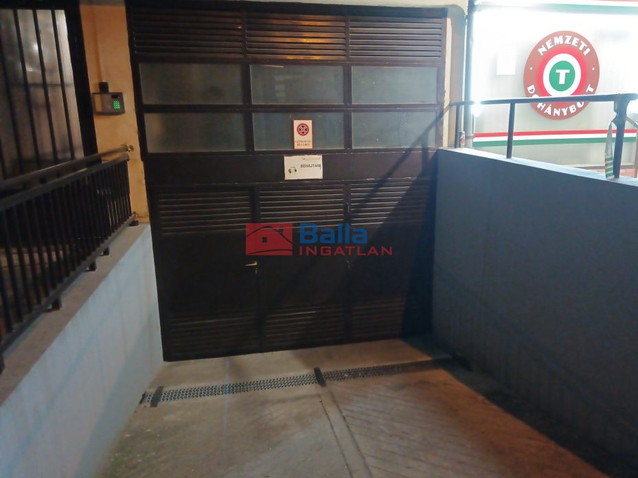 Eladó 13 m²-esteremgarázs hely VIII. Kerület (Magdolna negyed) , Karácsony Sándor utca: 7'900'000 Ft