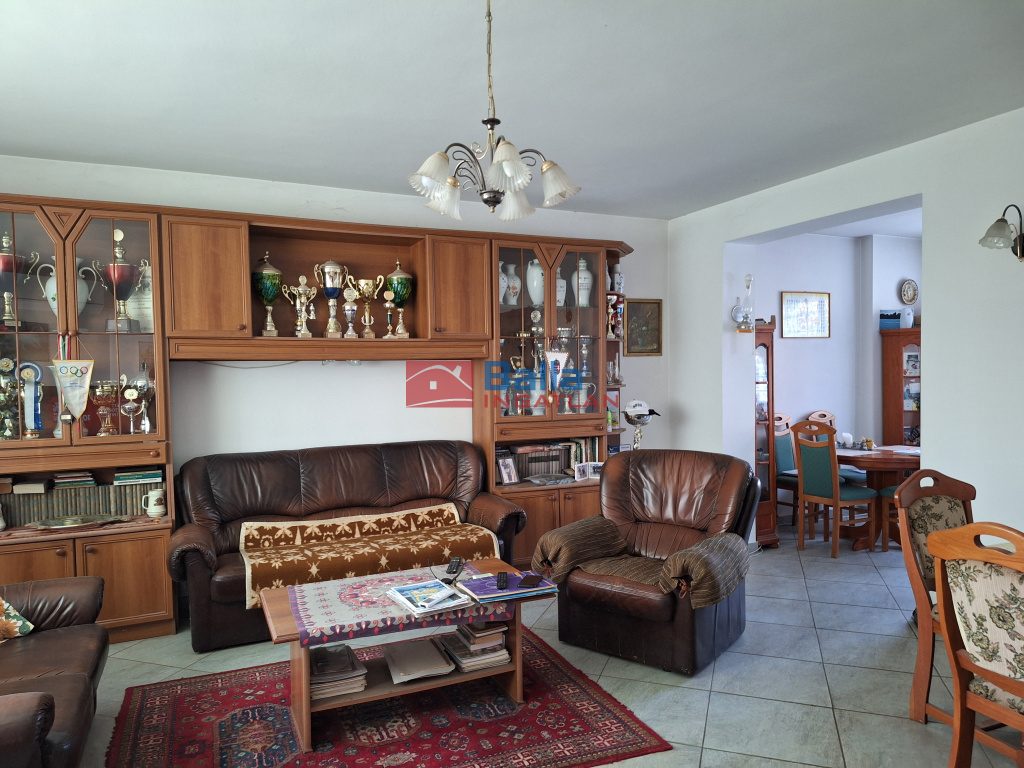 Eladó 229 m²-escsaládi ház XVI. Kerület (Cinkota) , Vidámvásár utca közeli utca: 229'000'000 Ft