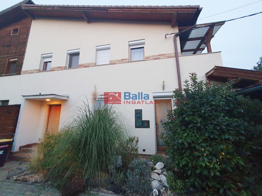 Eladó 117 m²-esikerház XVII. Kerület (Rákoscsaba Újtelep) , Naplás út közeli csendes utca: 126'500'000 Ft