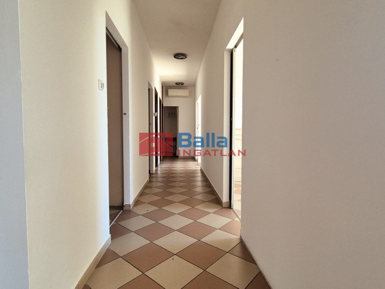 Eladó 240 m²-esüzlethelyiség utcai bejárattal XVII. Kerület (Rákoskeresztúr) , Ferihegyi út: 280'000'000 Ft