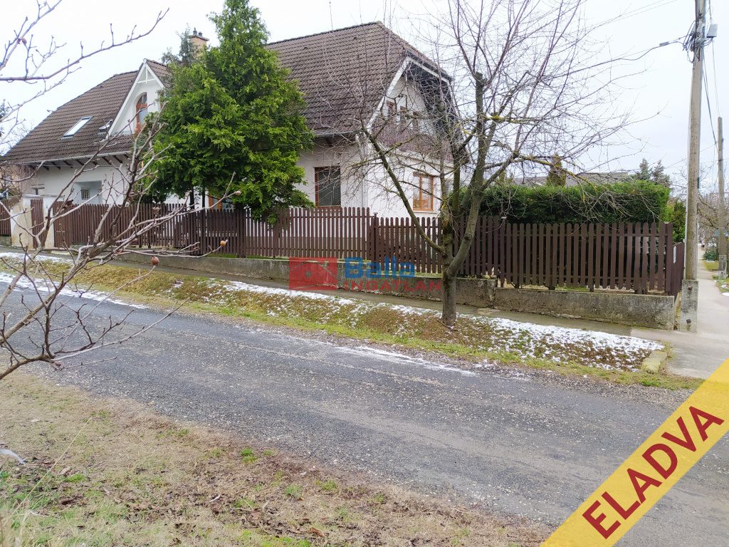 Eladó 142 m²-escsaládi ház XVII. Kerület (Rákoskert) , Csengés utca környéke utca: 110'000'000 Ft