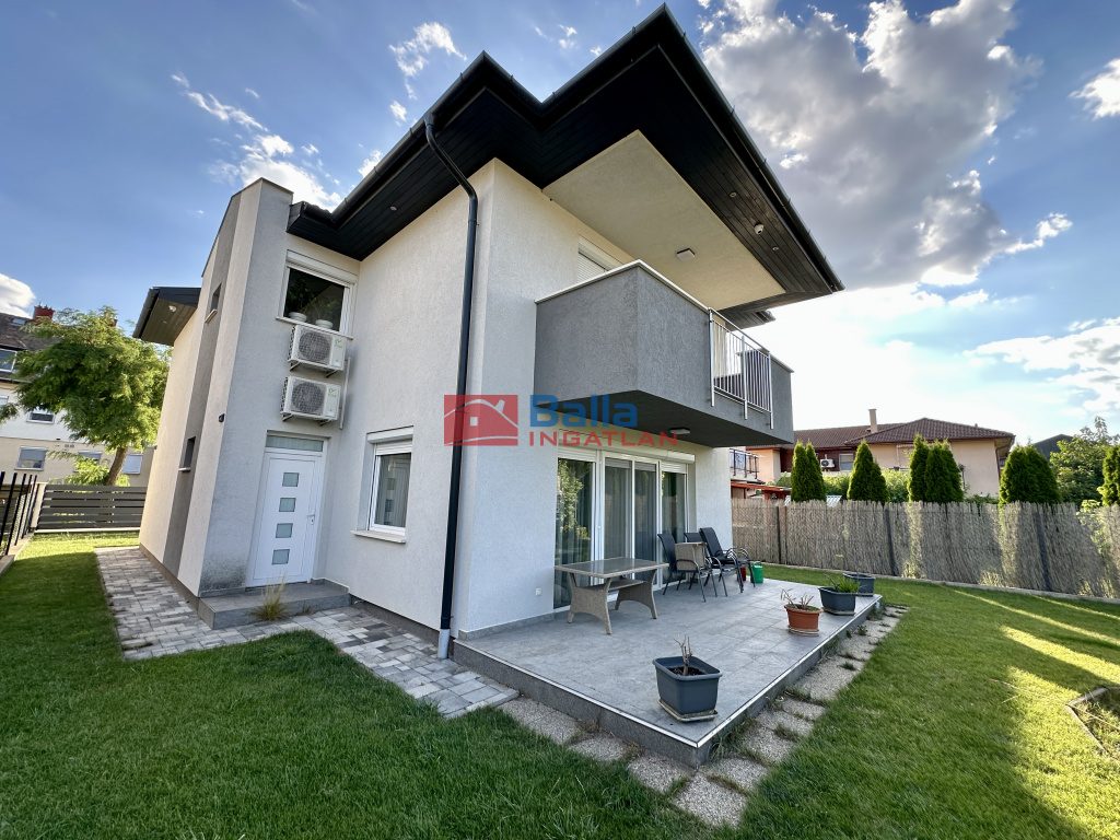 Eladó 130 m²-escsaládi ház XVIII. Kerület (Szent Imre-kertváros-Kétújfalu utcai lakótelep) , Halmierdő szomszédságában: 225'000'000 Ft