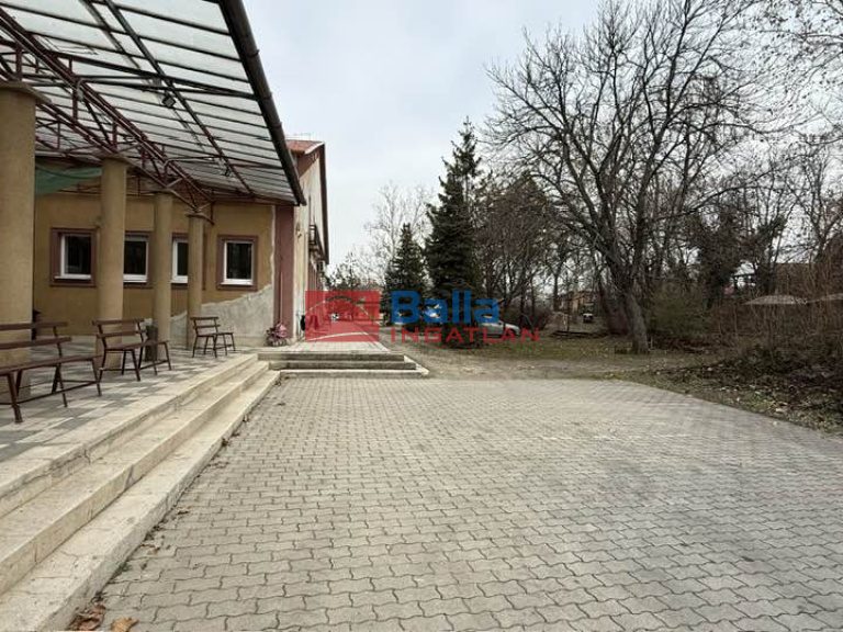 Eladó 1100 m²-esüzlethelyiség utcai bejárattal XXI. Kerület (Királyerdő) , Csepel főútján lévő út: 359'000'000 Ft