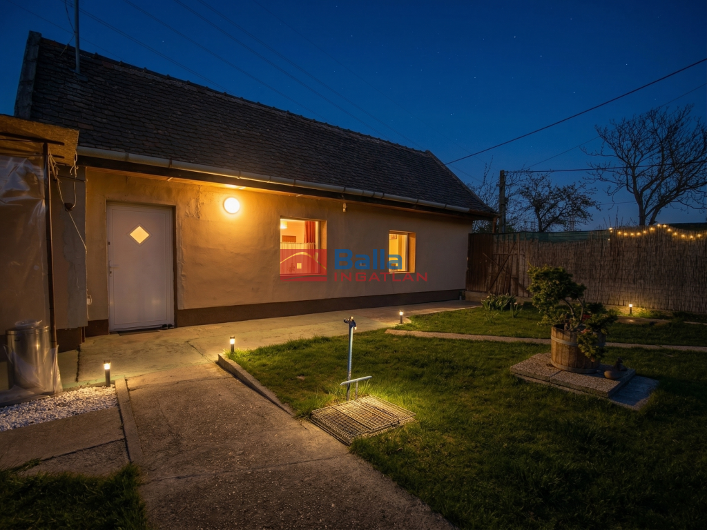 Eladó 51 m²-escsaládi ház XXI. Kerület (Ófalu) , Kapisztrán János utca: 56'900'000 Ft