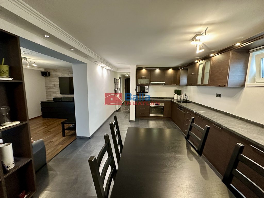 Eladó 195 m²-escsaládi ház Bugyi, Vállalkozás és Otthon: 180'000'000 Ft