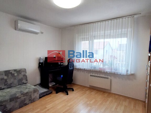 Eladó 95 m²-escsaládi ház Dinnyés, Központi utca: 93'000'000 Ft