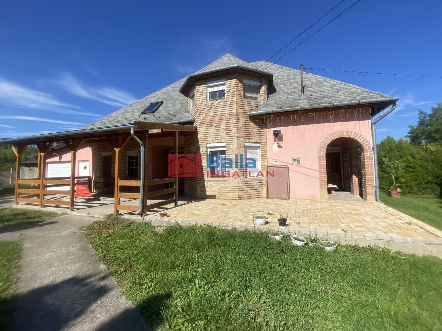 Eladó 170 m²-escsaládi ház Domony, Erdő utca: 83'000'000 Ft