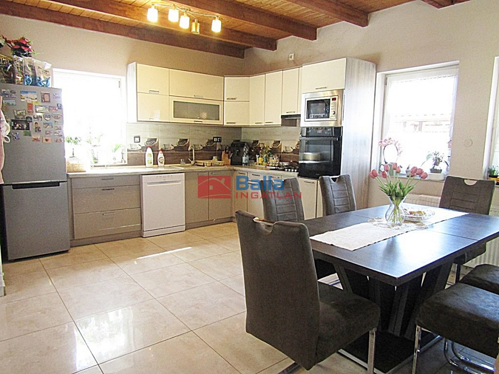 Eladó 142 m²-escsaládi ház Érd (Fenyves Parkváros) , Felső Parkvárosban található utca: 158'000'000 Ft