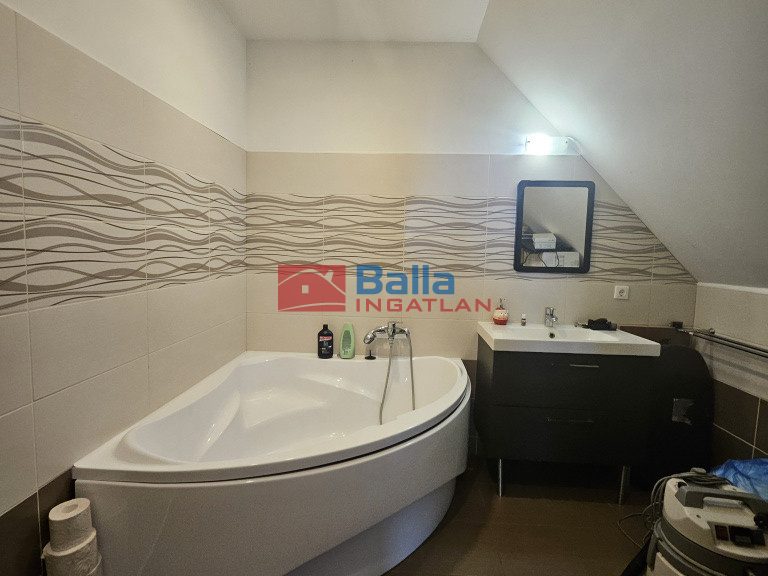 Eladó 168 m²-escsaládi ház Mogyoród, Nagyhomoki  közeli utca: 129'900'000 Ft