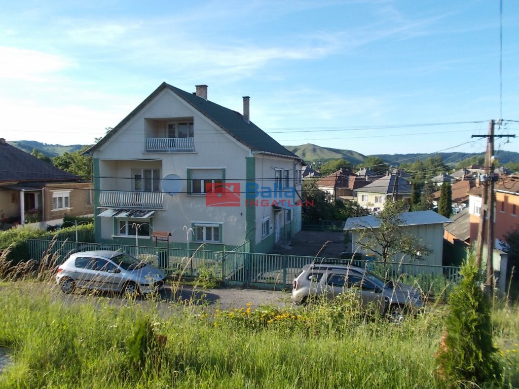 Eladó 140 m²-escsaládi ház Ózd, Előd vezér utca: 14'500'000 Ft