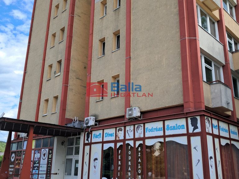 Eladó 49 m²-esüzlethelyiség utcai bejárattal Ózd, Ív út: 2'500'000 Ft
