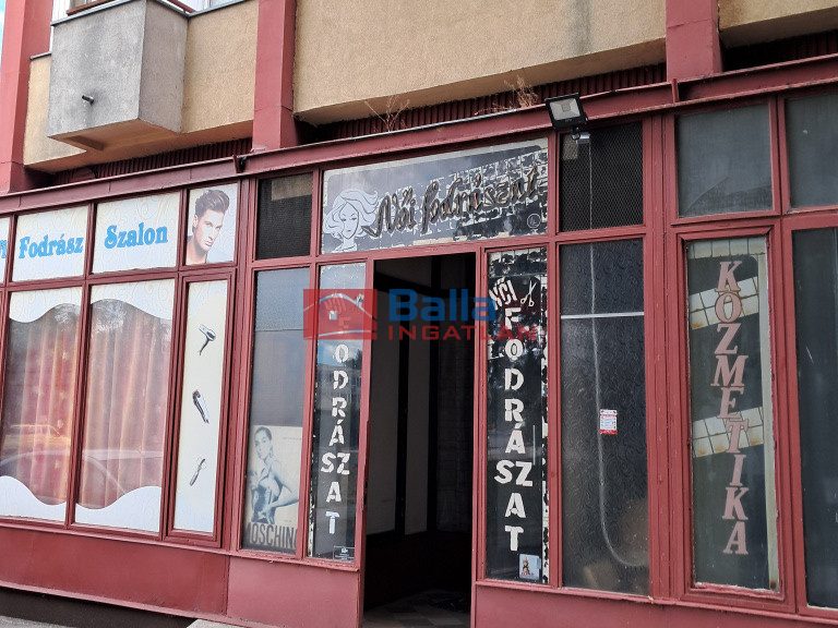 Eladó 49 m²-esüzlethelyiség utcai bejárattal Ózd, Ív út: 2'500'000 Ft