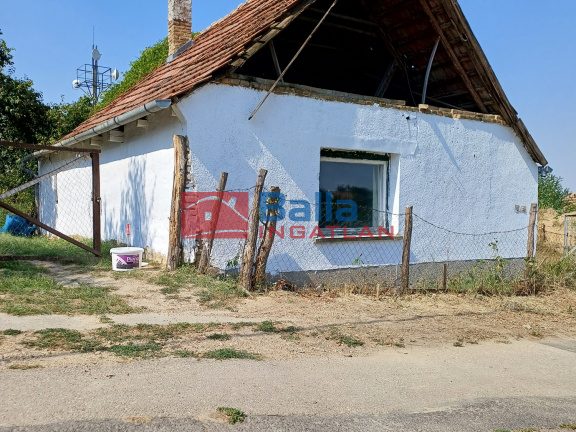 Eladó 48 m²-escsaládi ház Simontornya, Templom közelében: 4'000'000 Ft