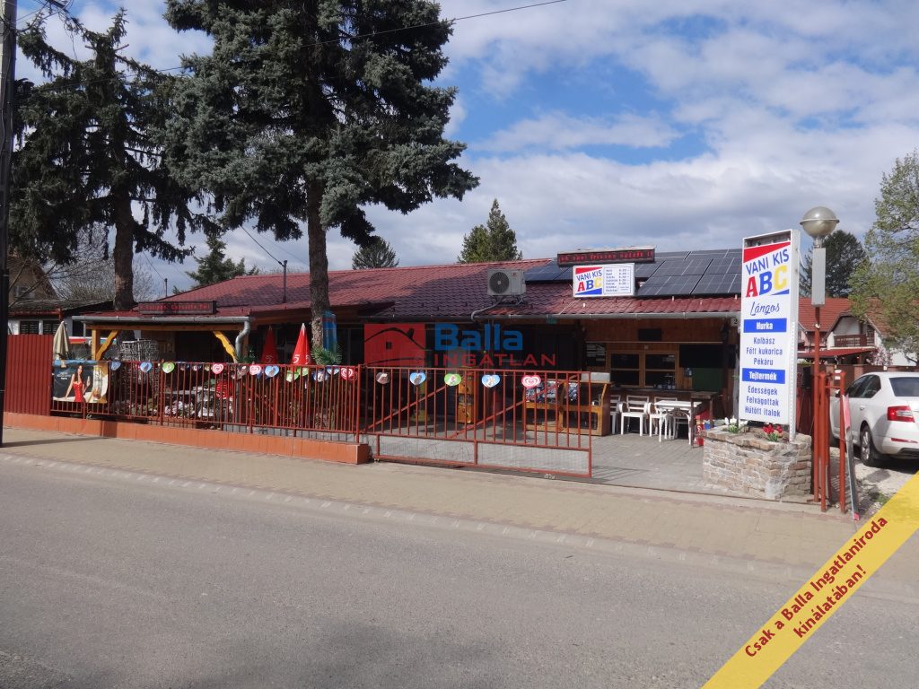 Eladó 450 m²-esüzlethelyiség utcai bejárattal Tiszakécske, Fürdő utca: 75'000'000 Ft