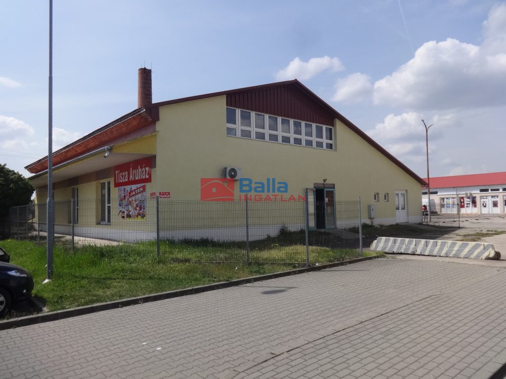 Kiadó 450 m²-esüzlethelyiség utcai bejárattal Tiszakécske, Vízhányó János utca: 800'000 Ft