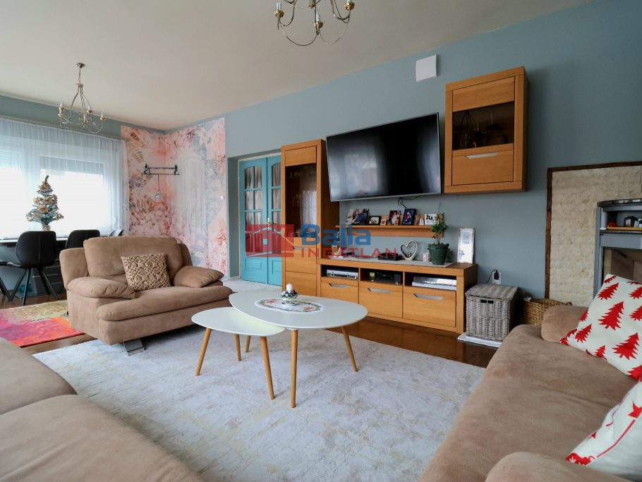 Eladó 234 m²-escsaládi ház Tököl, központban: 136'900'000 Ft