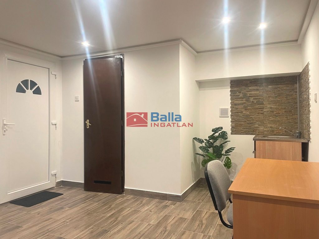 Kiadó 33 m²-esegyéb üzlethelyiség Vác, Dr.Csányi László körút: 150'000 Ft