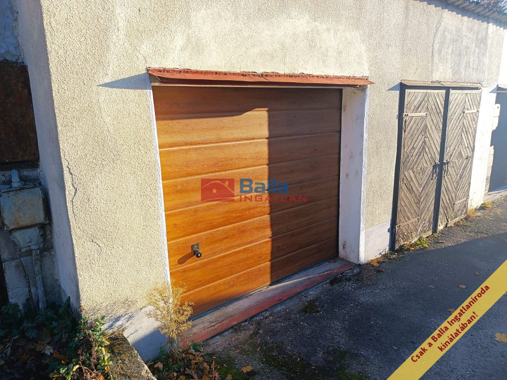 Eladó 15 m²-eskülönálló garázs Vác, Landerer utca: 10'900'000 Ft