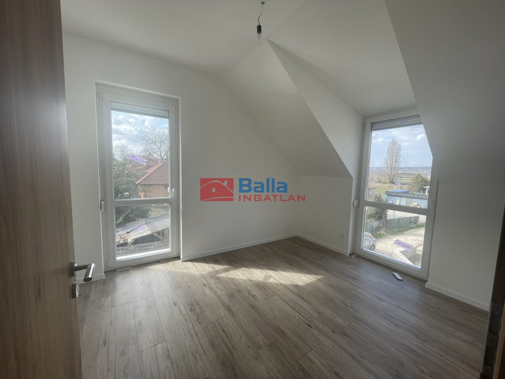 Eladó 91 m²-esikerház Velence, Tájékoztató utca: 120'000'000 Ft