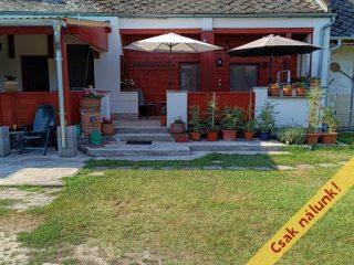 Eladó 160 m²-escsaládi ház Áporka, Petőfi utca: 160'000'000 Ft