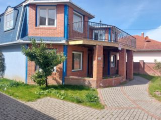 Eladó 310 m²-escsaládi ház Balatonboglár, Családi házas övezet: 160'000'000 Ft