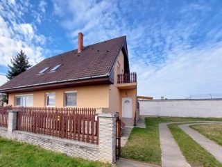 Eladó 320 m²-escsaládi ház Balatonendréd, Balatonendréd utca: 135'000'000 Ft