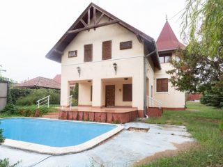 Eladó 250 m²-escsaládi ház Balatonföldvár, Csendes utcában: 139'900'000 Ft